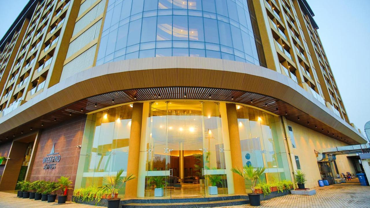 The Weekend Address Otel Surat Dış mekan fotoğraf