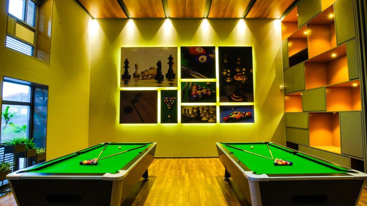 The Weekend Address Otel Surat Dış mekan fotoğraf
