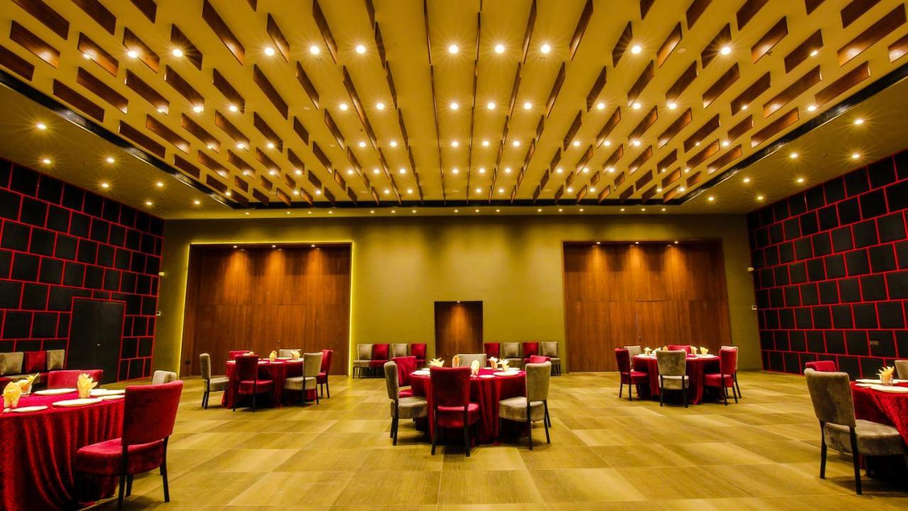 The Weekend Address Otel Surat Dış mekan fotoğraf