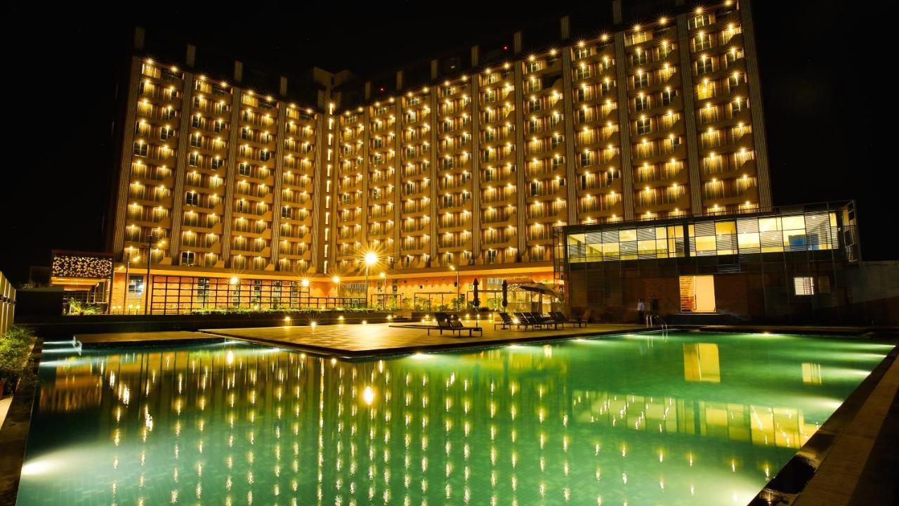 The Weekend Address Otel Surat Dış mekan fotoğraf
